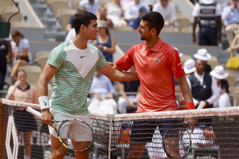 Carlos Alcaraz y Novak Djokovic, en junio pasado, antes de medirse en las semifinales de Roland Garros