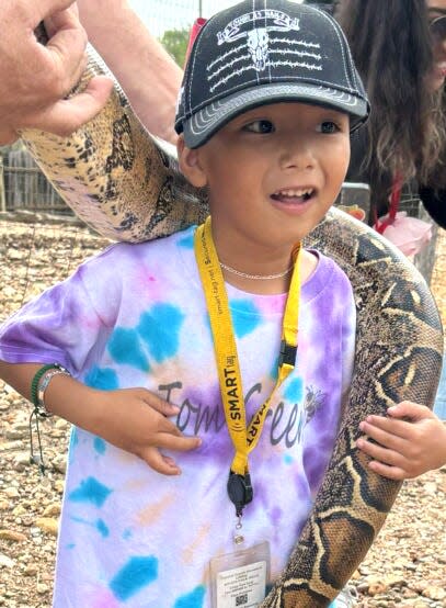 Ulises Rodríguez Montoya, de 5 años, sostiene una serpiente durante una excursión al Capital de Texas Zoo el 22 de marzo. Ulises murió ese día en un accidente que involucró a un autobús escolar y un camión bomba de concreto.