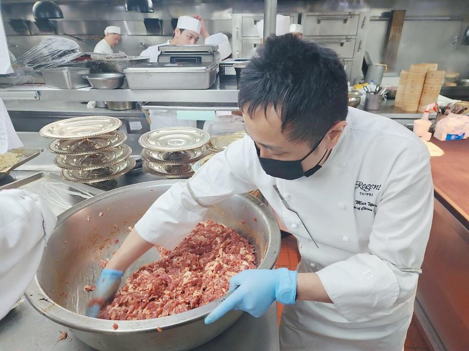鄔海明手作臘腸，用的是噶瑪蘭黑豬梅花肉的邊角料，也就是作菜時切割、修下的零碎肉。圖／姚舜