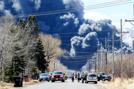 Dark smoke rises from Husky Energy oil refinery following an explosion in Superior, Wisconsin, U.S., April 26, 2018. REUTERS/Clint Austin/Duluth News Tribune
