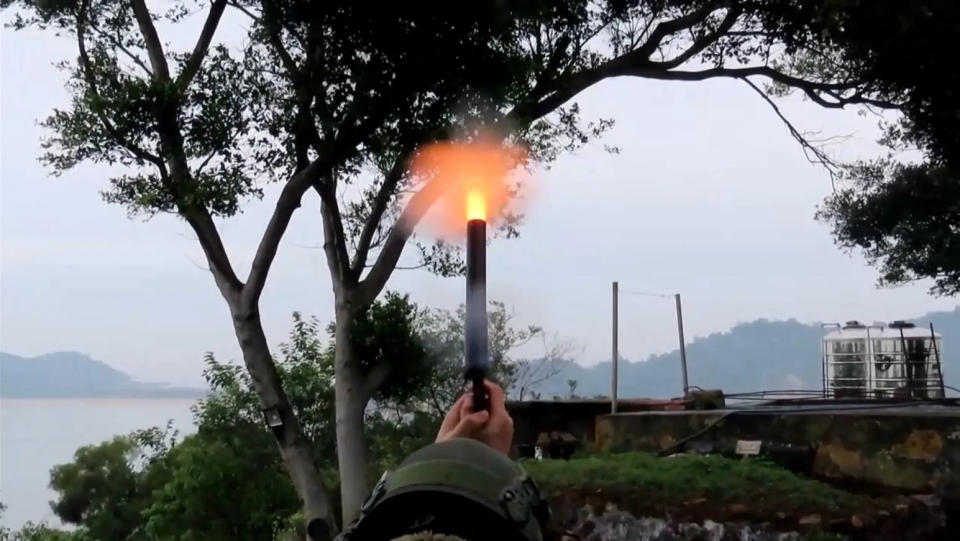 陸軍守備官兵發射信號槍驅離中國大陸空拍機。(圖/金防部提供)