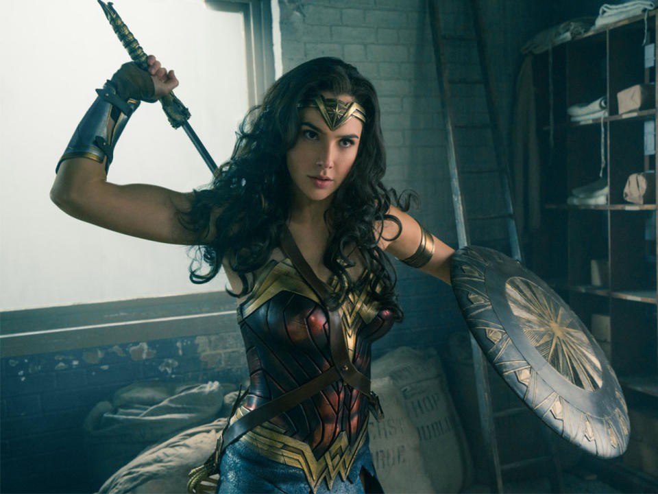 Gal Gadot ist nicht nur auf der Leinwand, sondern auch hinter den Kulissen eine echte Powerfrau. Die Schauspielerin war beim Nachdreh von “Wonder Woman” tatsächlich im fünften Monat schwanger. Kein Problem für die Filmmacher. Sie kaschierten ihren Babybauch mithilfe eines speziellen Anzugs, der optisch allerdings etwas merkwürdig anmutete. “In Nahaufnahmen sah ich aus wie Wonder Woman. In der Totalen sah ich komisch aus, wie Wonder Woman, die mit Kermit, dem Frosch, schwanger ist”, verriet Gal Gadot gegenüber der “Cosmopolitan.” (Bild-Copyright: REX Shutterstock)