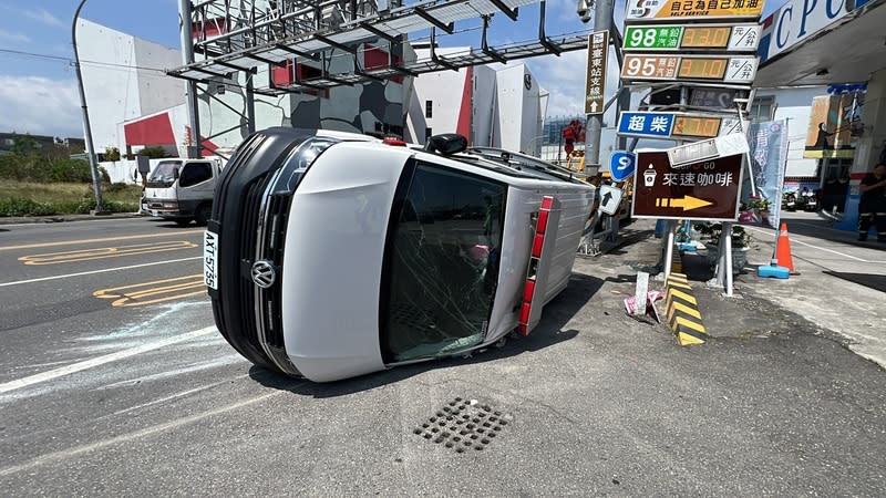 民間救護車對撞自小客車翻覆 1輛民間救護車26日上午從台東載送病患到玉里醫 院，在台東市更生北路、志航路口與自小客車對撞， 救護車翻覆滑行約20公尺。 中央社記者盧太城台東攝  113年3月26日 