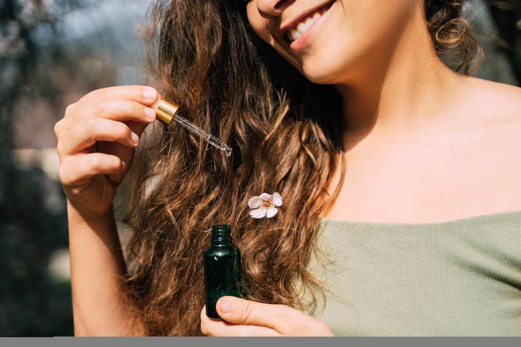 Pour faire pousser ses cheveux, on s'en tient à des produits 100% naturels. (Photo : Getty Images)