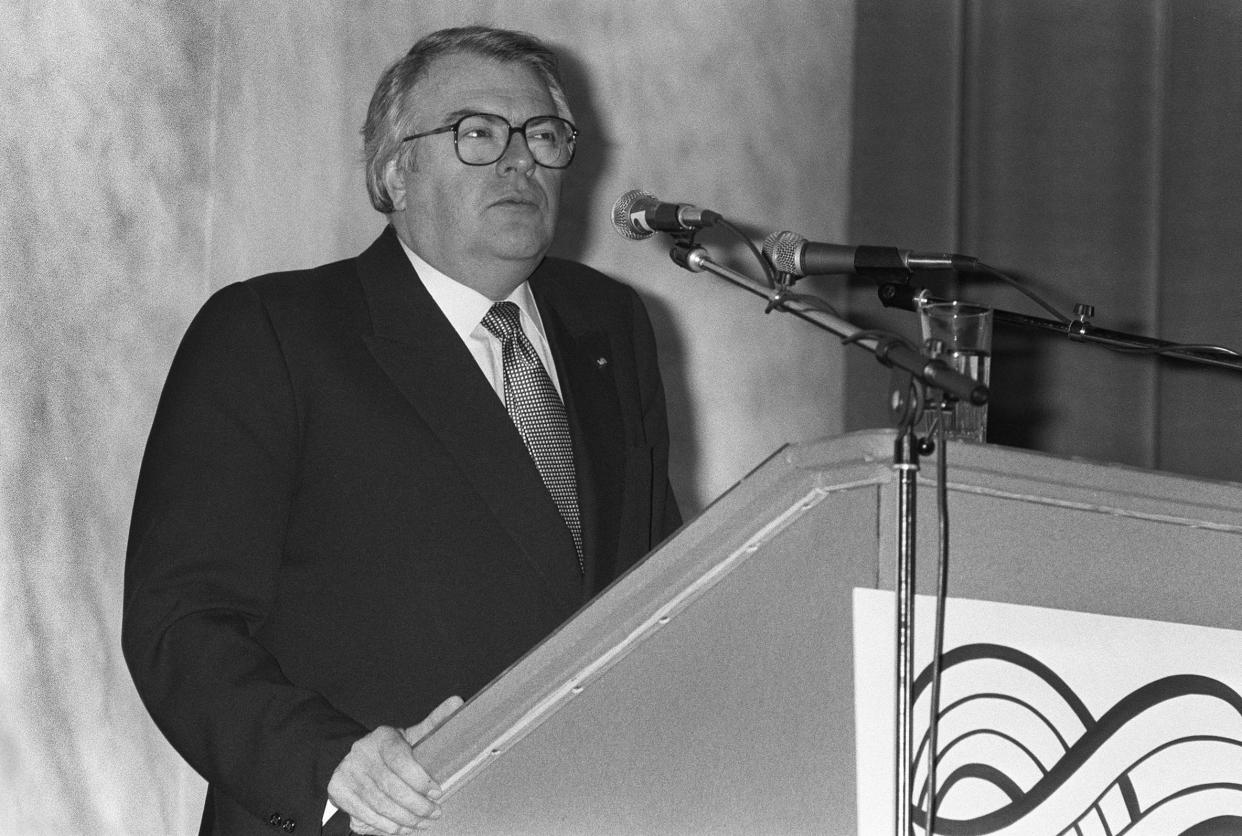 Le Premier ministre Pierre Mauroy lors des Assises nationales des retraités et personnes âgées à Paris le 1er avril 1983. (Photo PHILIPPE WOJAZER / AFP)