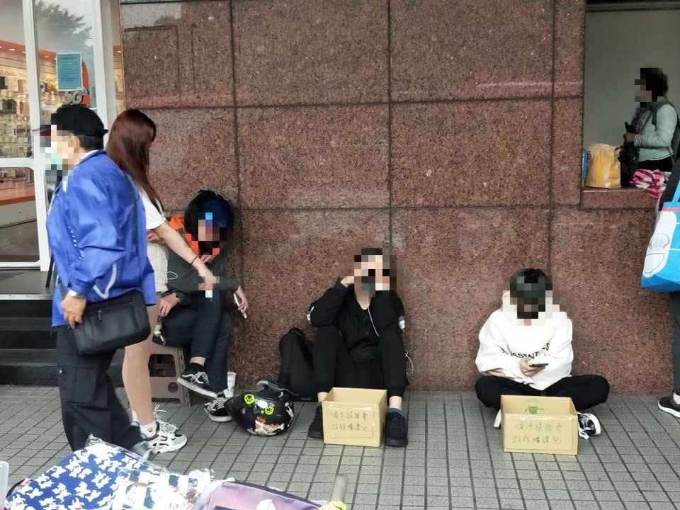 一行人在捷運站前「乞討」。（圖／翻攝自臉書「爆怨2公社」）