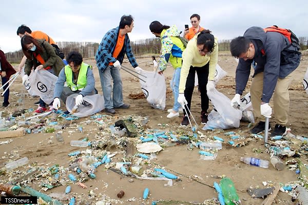 參訪行程包括帶領學員體驗淨灘並學習海洋知識課程。（示意圖:新北環保局提供）