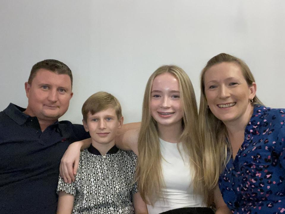 Daniel with his dad Jason (left), sister Grace and mum Charlotte (Charlotte Saunders / SWNS)