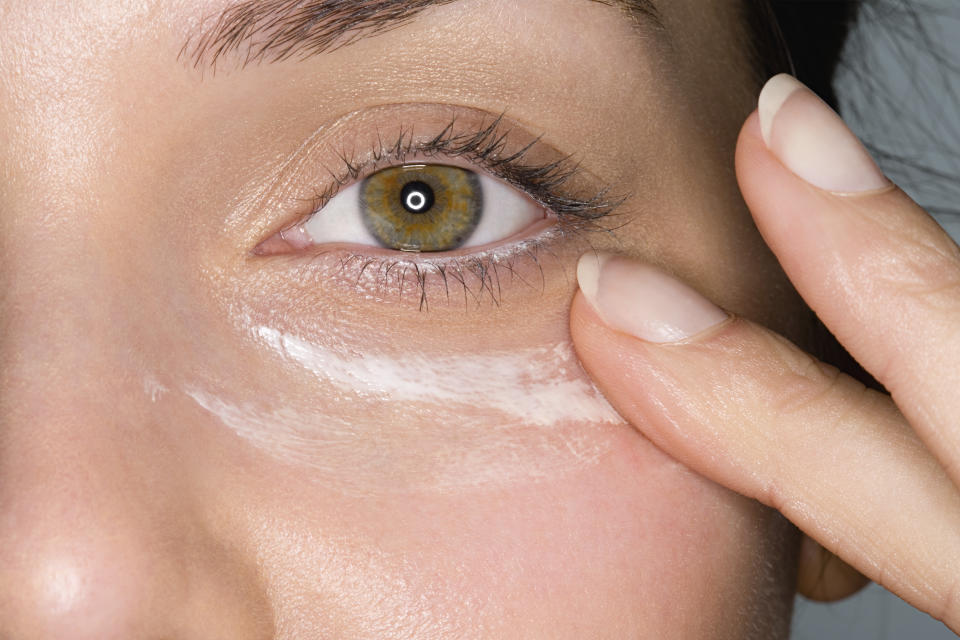 正確擦眼霜、卸妝與防曬，才能延緩眼周問題發生。(圖片來源：Getty image)
