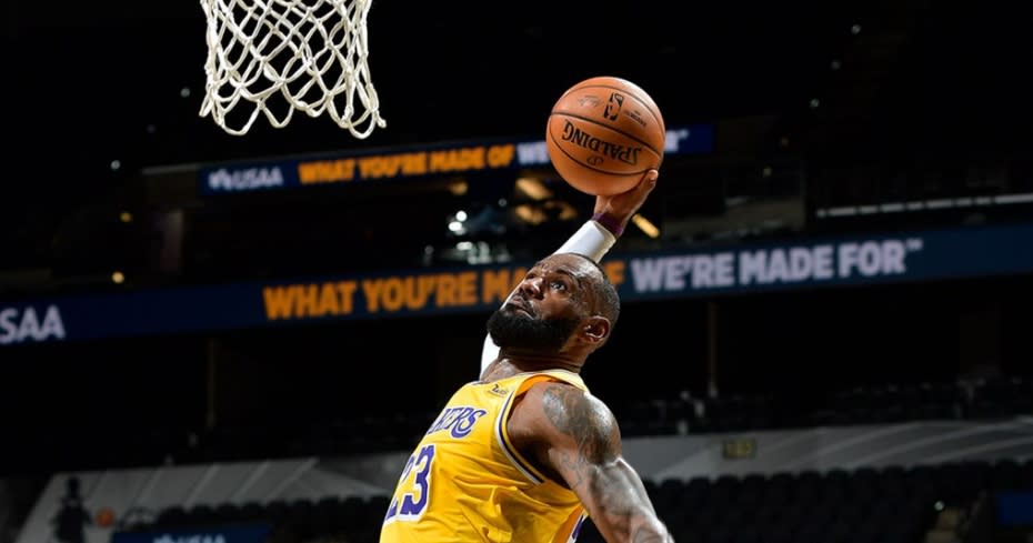 美國職籃NBA洛杉磯湖人球星詹姆斯30日年滿36歲的這天，成為NBA史上首位在連續第1000場比賽得分達雙位數的球員。（圖取自twitter.com/Lakers）