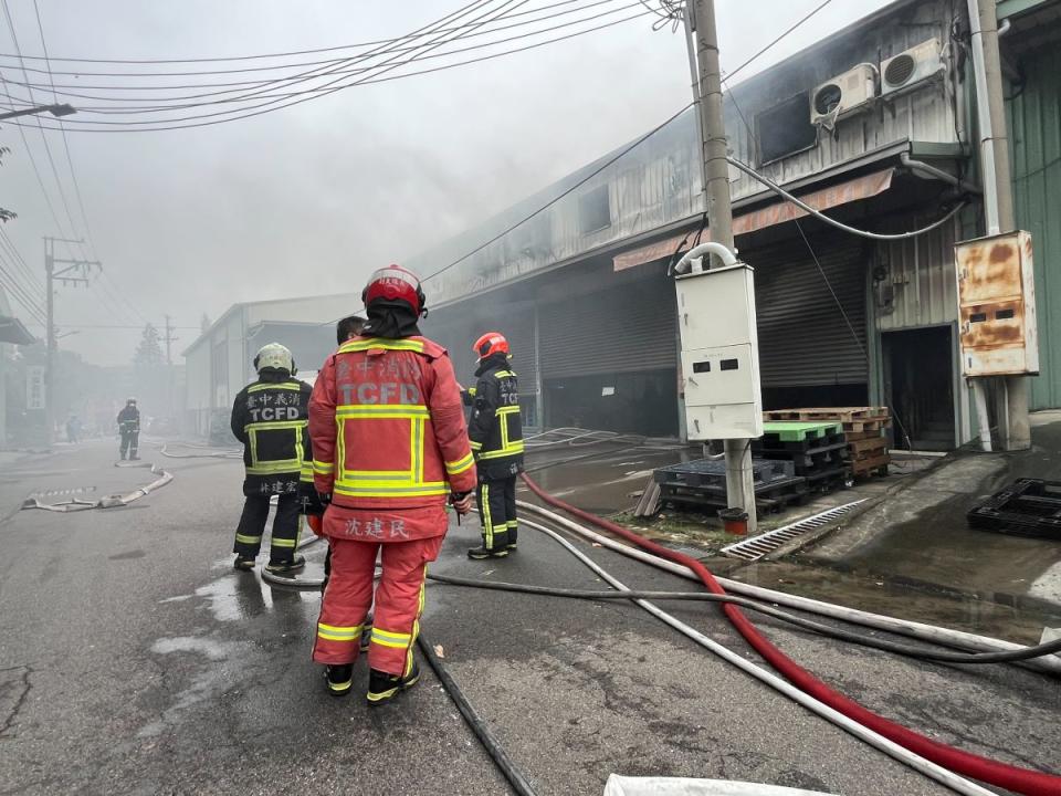 台中西屯區廣福路工廠火警，引發空污疑慮，環保局監測空品，中午已恢復正常。 （圖：中市府提供）