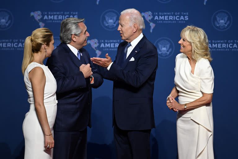Alberto Fernández y la primera dama, Fabiola Yáñez, fueron recibidos por Joe Biden y Jill Biden al llegar a la ceremonia de apertura de la 9ª Cumbre de las Américas en el Centro de Convenciones de Los Ángeles