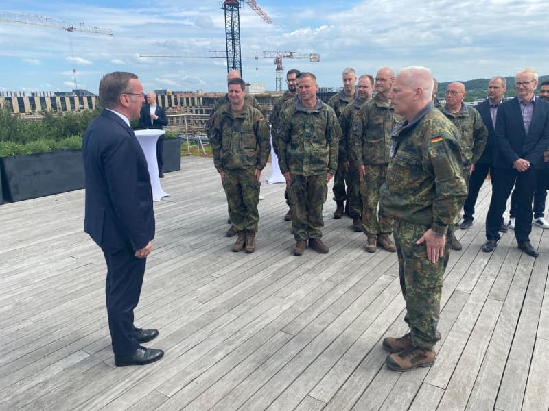 Colonel Andre Hastenrath, leader of the pre-command brigade Lithuania, welcomes Boris Pistorius, Germany's Defence Minister. Alexander Welscher/dpa