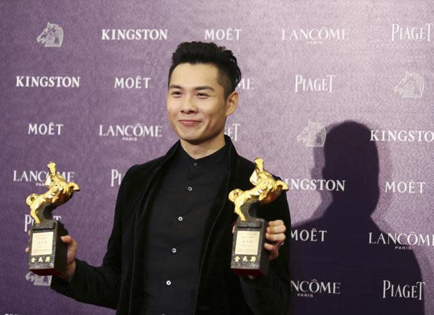 Anthony Chen holds up his two Golden Horses for Best New Director and Best Original Screenplay. (Reuters photo)