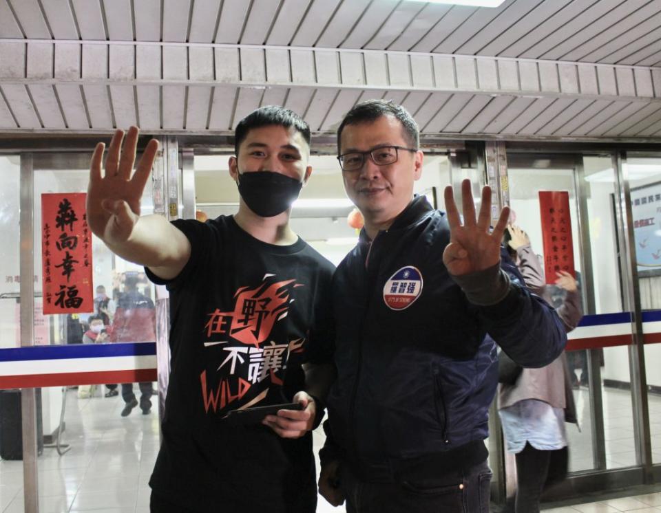 國民黨台南市中西北區市議員參選人蔡宗豪（左）曾任國民黨戰神羅智強活動助理，昨天羅智強獻聲力挺。（蔡宗豪提供）
