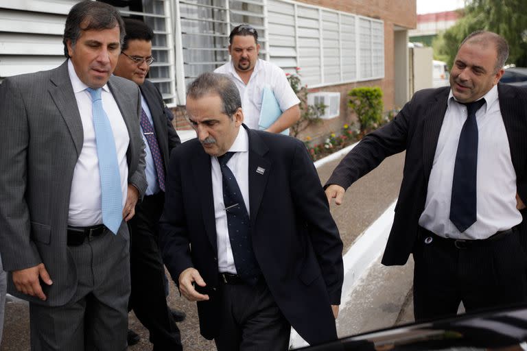 Guillermo Moreno, junto al presidente del Mercado Central y al gerenciador de Sacachispas