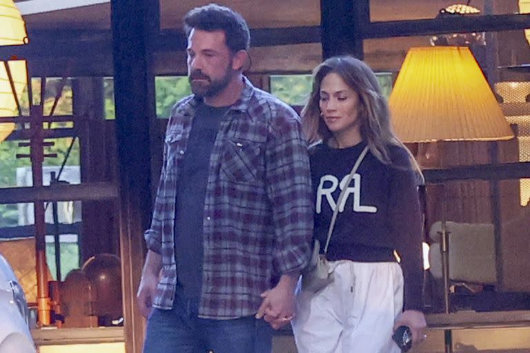 Jennifer Lopez y Ben Affleck fueron capturados de la mano al salir de una lujosa tienda de muebles en Los Ángeles. Mientras el actor combinó jeans con una remera y camisa a cuadros, JLO optó por un pantalón ancho blanco y un sweater en negro para elegir la decoración de su nueva residencia