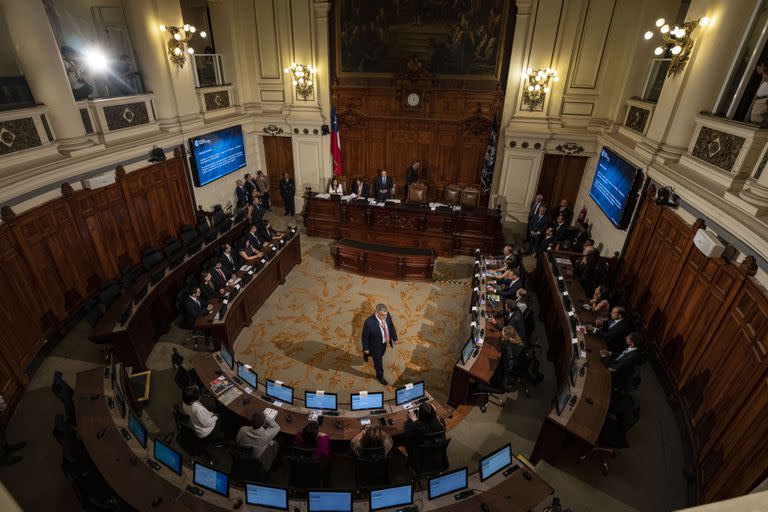 Expertos constitucionalistas designados para redactar la nueva propuesta constitucional inician un segundo proceso constituyente en el Congreso Nacional, en Santiago de Chile, el lunes 6 de marzo de 2023.