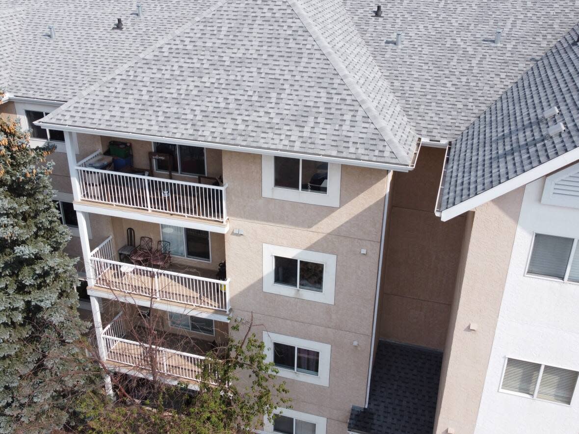 Residents of Castledowns Pointe were evacuated last year after engineers uncovered a series of structural concerns with the four-storey, 83-unit building, which was constructed in 1999.  (David Bajer/CBC - image credit)