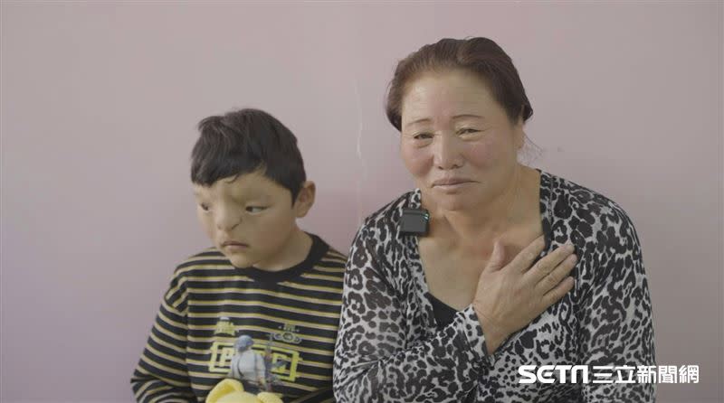 （上圖）媽媽說，自己從未恐懼生下舒米亞這樣的孩子，因為不論怎麼樣，「他都是我的兒子，我會為了他努力的！」（下圖）2012年第一次帶著舒米亞到蒙古國立婦幼醫院求助義診團。（圖／記者戴華辰攝、節目消失的國界資料畫面）