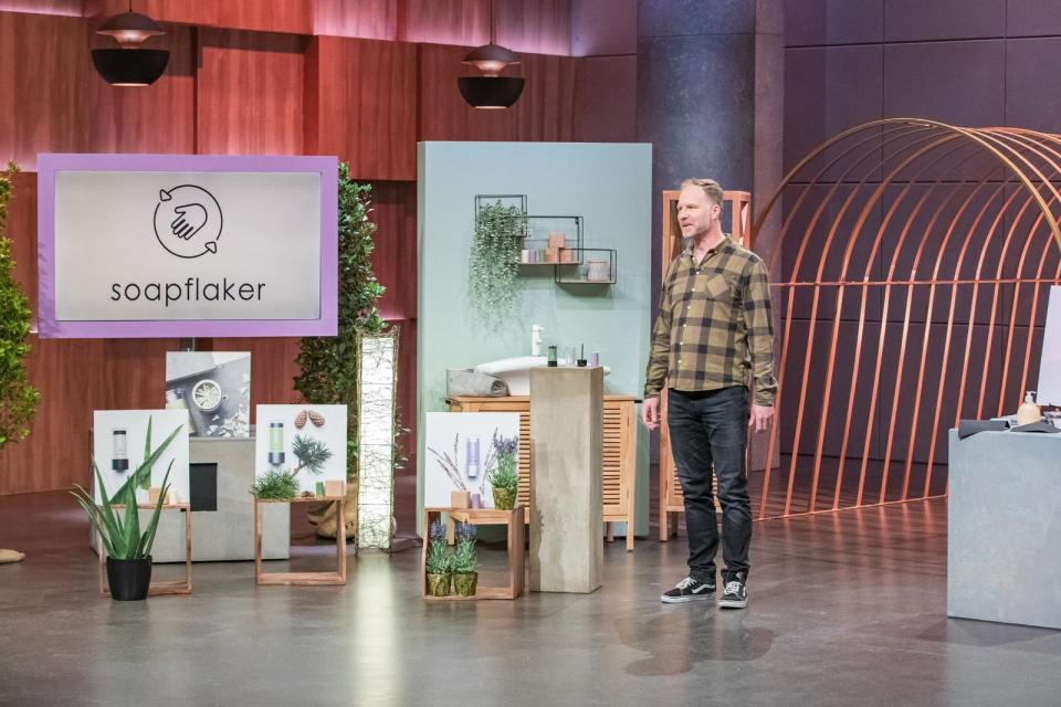 Der "Soapflaker" von Designer Stefan Hinüber tat sich in der "Löwenhöhle" schwer.  (Bild: RTL / Bernd-Michael Maurer)