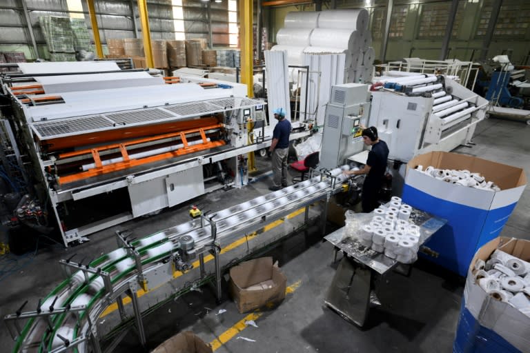 Un trabajador inspecciona rollos de papel higiénico en una línea de producción en la Papelera Rosato de Berazategui, Buenos Aires, el 15 de abril de 2024 (LUIS ROBAYO)