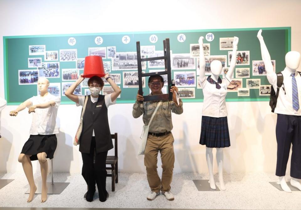 台中市纖維工藝博物館舉辦「那些年的我們─高中制服展」。（記者黃俊昇攝）