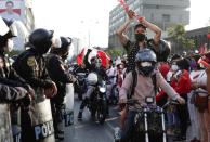 Grupos de jóvenes salen a las calles del centro de Lima en reacción a la renuncia del presidente interino Manuel Merino en Perú. Noviembre 15, 2020. REUTERS/Angela Ponce