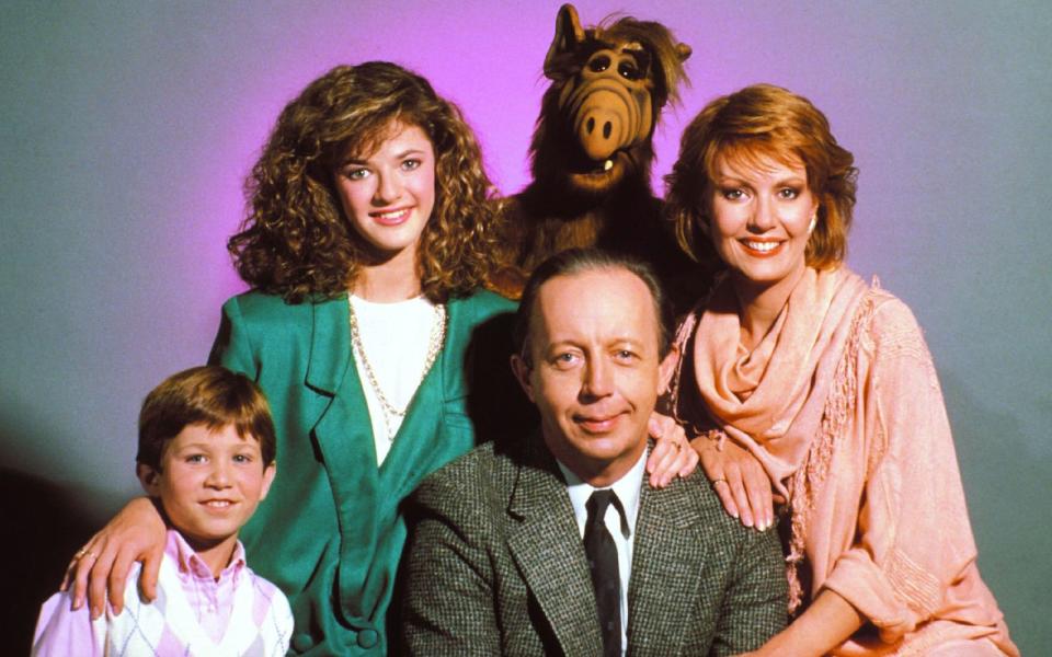 Vor fast 35 Jahren landete der wohl beliebteste Serien-Außerirdische auch in Deutschland: Am 22. September 1986 strahlte das ZDF die erste Folge "Alf" aus. Fortan eroberte der liebenswerte Fellträger vom Planeten Melmac nicht nur die Herzen seiner Gastfamilie Tanner, sondern auch jene der deutschen Fernsehzuschauer. Anlass genug, um mal zu schauen, was aus den Darstellern der Kultserie wurde ... (Bild: Alien Productions. All rights reserved.)