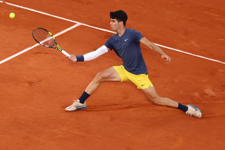 Carlos Alcaraz le ganó con claridad a Stefanos Tsitsipas y afrontará una semifinal de ensueño contra Sinner