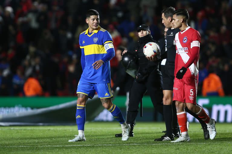 Marcos Rojo le reclama a Fernando Rapallini, con Fausto Vera cerca.