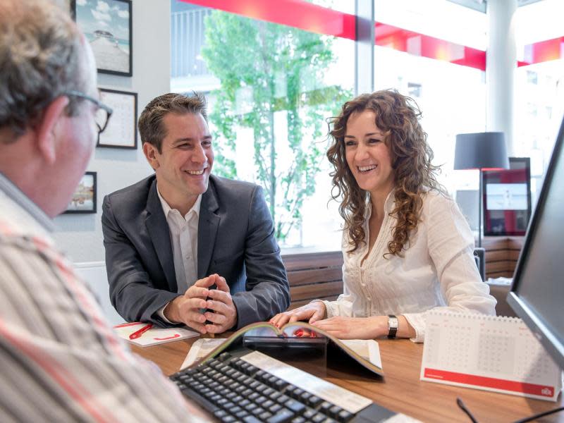 Den klassischen Counter wird es auch in den neu gestalteten DER-Reisebüros noch geben. Foto: DER Touristik GmbH