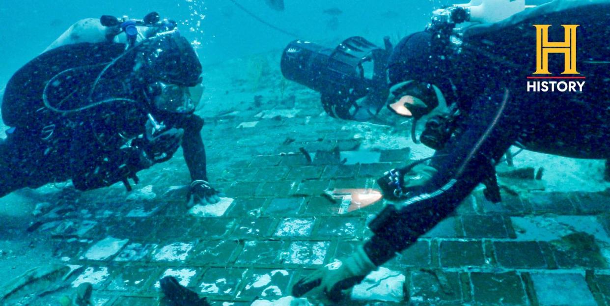 divers locate and examine challenger debris