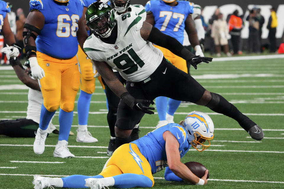 Nov 6, 2023; East Rutherford, New Jersey, USA; New York Jets defensive end John Franklin-Myers (91) reacts after sacking <a class="link " href="https://sports.yahoo.com/nfl/teams/la-chargers/" data-i13n="sec:content-canvas;subsec:anchor_text;elm:context_link" data-ylk="slk:Los Angeles Chargers;sec:content-canvas;subsec:anchor_text;elm:context_link;itc:0">Los Angeles Chargers</a> quarterback <a class="link " href="https://sports.yahoo.com/nfl/players/32676" data-i13n="sec:content-canvas;subsec:anchor_text;elm:context_link" data-ylk="slk:Justin Herbert;sec:content-canvas;subsec:anchor_text;elm:context_link;itc:0">Justin Herbert</a> (10) during a football game at MetLife Stadium. Mandatory Credit: Robert Deutsch-USA TODAY Sports