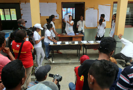 Election officials start the vote counting process of the presidential election in Dili, East Timor March 20, 2017. REUTERS/Lirio da Fonseca