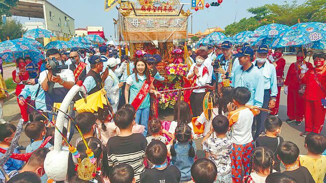 台南正統鹿耳門聖母廟土城香遶境12日起跑，途經幼兒園時，老師帶著幼兒一起向媽祖神轎合掌祈福。（程炳璋攝）