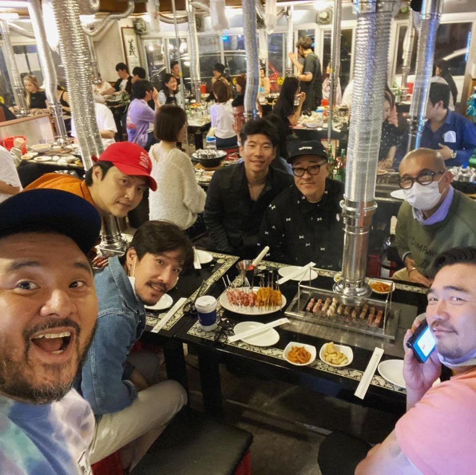 具俊曄（右後）回到韓國與好友們相聚，力挺沈泰允（左）新開的餐廳。（翻攝自沈泰允Instagram）