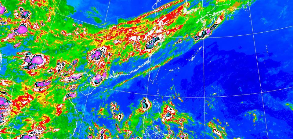 中央氣象署表示，今天（25日）各地天氣高溫炎熱，午後西半部地區、東半部山區易出現局部雷陣雨，中部以北地區的午後雷陣雨有可能延續至晚上。（圖取自中央氣象署網站）