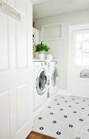 <p><a href="https://thistlewoodfarms.com/laundry-room-organization-tips/" data-component="link" data-source="inlineLink" data-type="externalLink" data-ordinal="1">Thistlewood Farms</a></p>