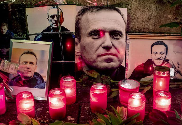 Velas y fotos del líder de la oposición rusa Alexei Navalny colocadas cerca del consulado ruso en Frankfurt