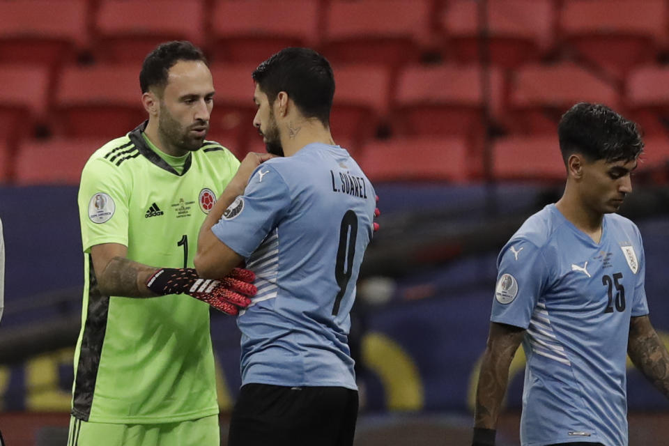 David Ospina, arquero de Colombia, consuela a Luis Suárez, delantero de Uruguay, tras el partido de cuartos de final de la Copa América, realizado el sábado 3 de julio de 2021 (AP Foto/Bruna Prado)