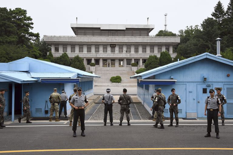 Soldados de Corea del Sur y Estados Unidos montan guardia durante una ceremonia conmemorativa del 64 aniversario de la firma del Acuerdo de Armisticio de la Guerra de Corea en la aldea de tregua de Panmunjom en la Zona Desmilitarizada (DMZ) que divide las dos Coreas