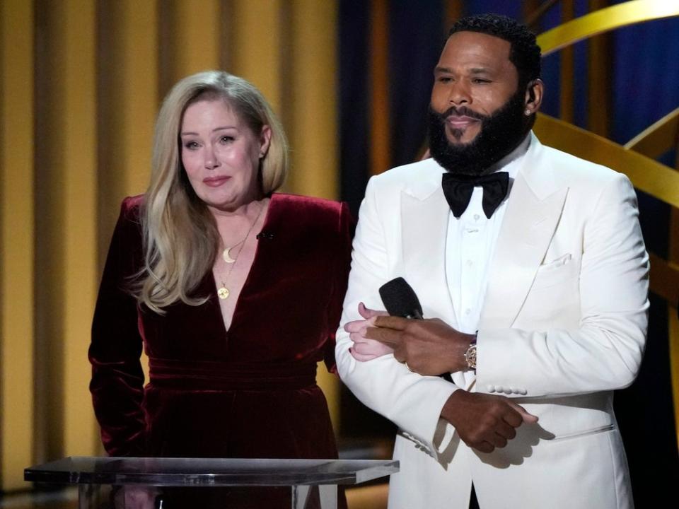 Christina Applegate wurde zu Beginn ihres Auftritts von Emmy-Host Anthony Anderson gestützt. (Bild: imago/USA TODAY Network)