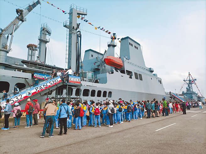 海軍敦睦遠航訓練支隊17日抵達台中港，吸引大批民眾排隊登艦。（陳淑娥攝）