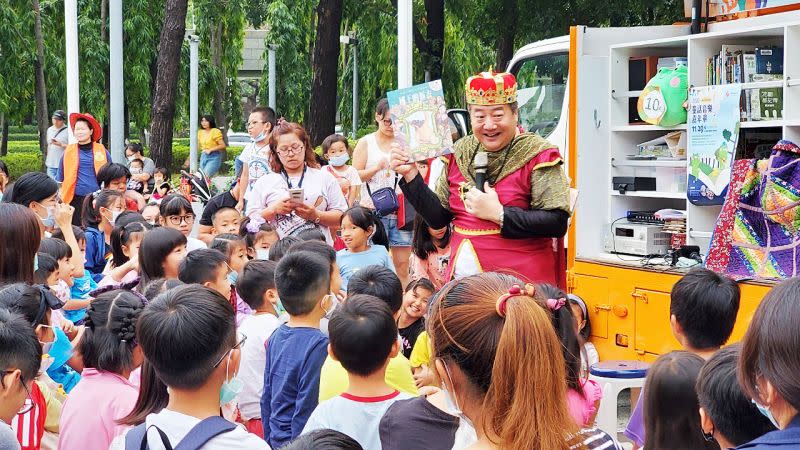 ▲ 胖叔叔接説故事集結大小朋友所熟知的經典童話，白雪公主、小紅帽等更走出童話驚喜現身。（圖／三發教育基金會提供）