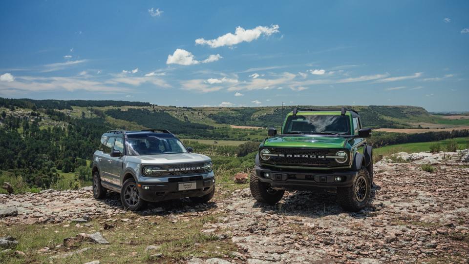 La nueva Bronco Wildtrak con la Sport, la más chica pero de la misma familia.