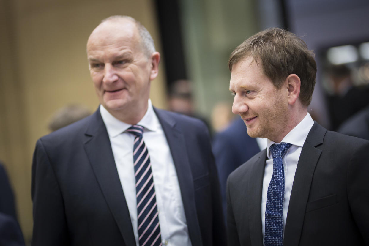 BERLIN, GERMANY - NOVEMBER 23: Dietmar Woidke (L), SPD, prime minister of the German state of Brandenburg, and Michael Kretschmer (R), prime minister of the German State of Saxony, are pictured during the meeting of the Bundesrat (Federal Council) on November 23, 2018 in Berlin, Germany. (Photo by Florian Gaertner/Photothek via Getty Images)