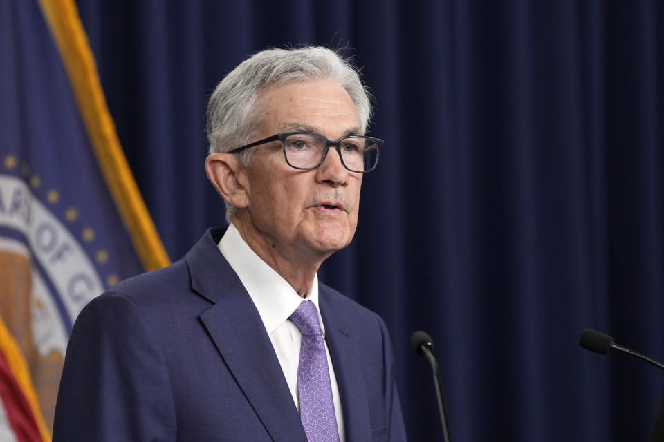 DOSYA - Federal Reserve Başkanı Jerome Powell, 12 Haziran 2024'te Washington'daki Federal Reserve Bank'ta düzenlediği basın toplantısında konuşuyor. Powell, 9 Temmuz 2024 Salı günü Senato Bankacılık Komitesi önünde ifade veriyor. (AP Fotoğrafı/Susan Walsh, Dosya)