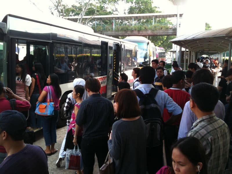 Commuters boarding a free shuttle bus outside Bishan SMRT station. (Yahoo! photo)