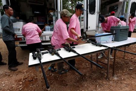 Officials prepare weapons with a sedation as they start moving tigers from Thailand's controversial Tiger Temple, a popular tourist destination which has come under fire in recent years over the welfare of its big cats in Kanchanaburi province, west of Bangkok, Thailand, May 30, 2016. REUTERS/Chaiwat Subprasom